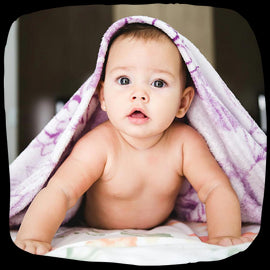 Imaginea unui încălzitor de biberoane pe o masă, pregătind laptele pentru hrănirea cu biberonul.