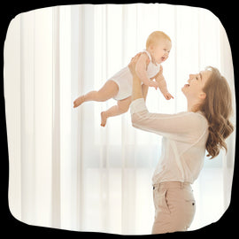 Imagine cu un biberon incalzit in apa calduta, metoda sigura pentru laptele matern